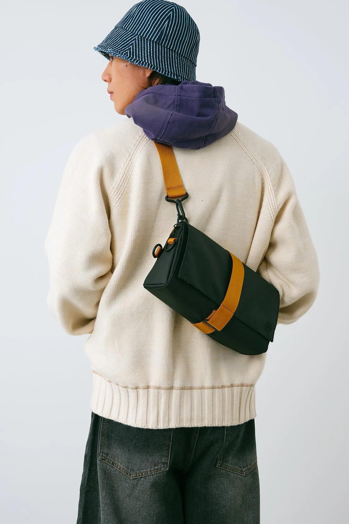 KIWEE Fasten & Go: Triangle Sling Bag